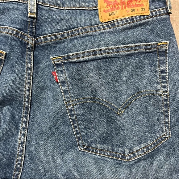 Levi's 505 Blue Straight Jeans Classic Style size 36x32 distressed relaxed fit - Picture 7 of 10